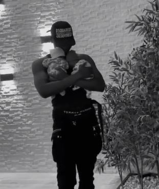 Singer, Kizz Daniel finally shows off his twin boys, Jelani and Jalil, as they clock a month old (Video) 5 kizzd