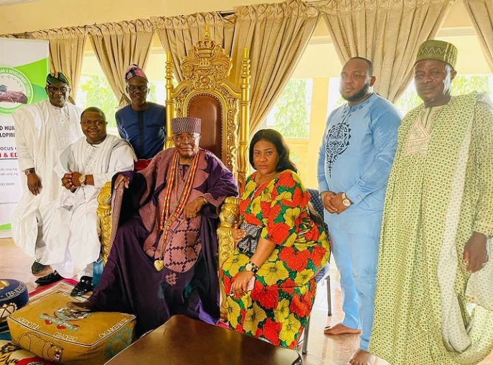 Fans react as Actress Nkechi Blessing pays a visit to Alake and Paramount ruler of Egba land 2 Screenshot 20211209 084530