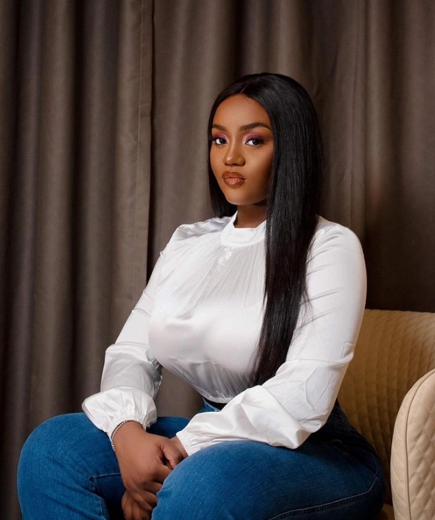 Davido's Baby Mama, Chioma Stirs Reactions As She Flaunts Her Dress On Social Media (Video) 2 Chioma