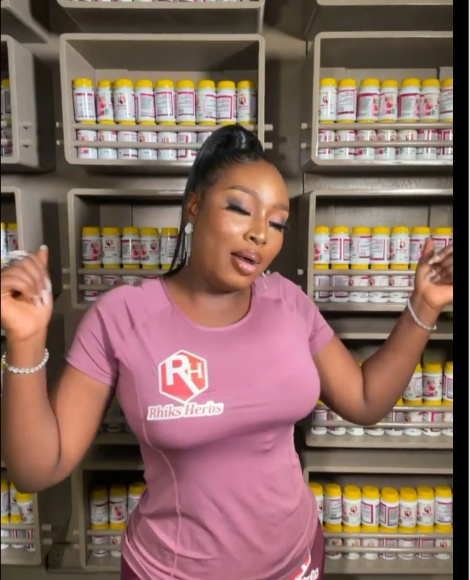 Fans Call Out Actress Bimpe Oyebade For Wearing Waist Trainer While Advertising Flat Tummy Herb (Video) 2 Bimpe Oyebade