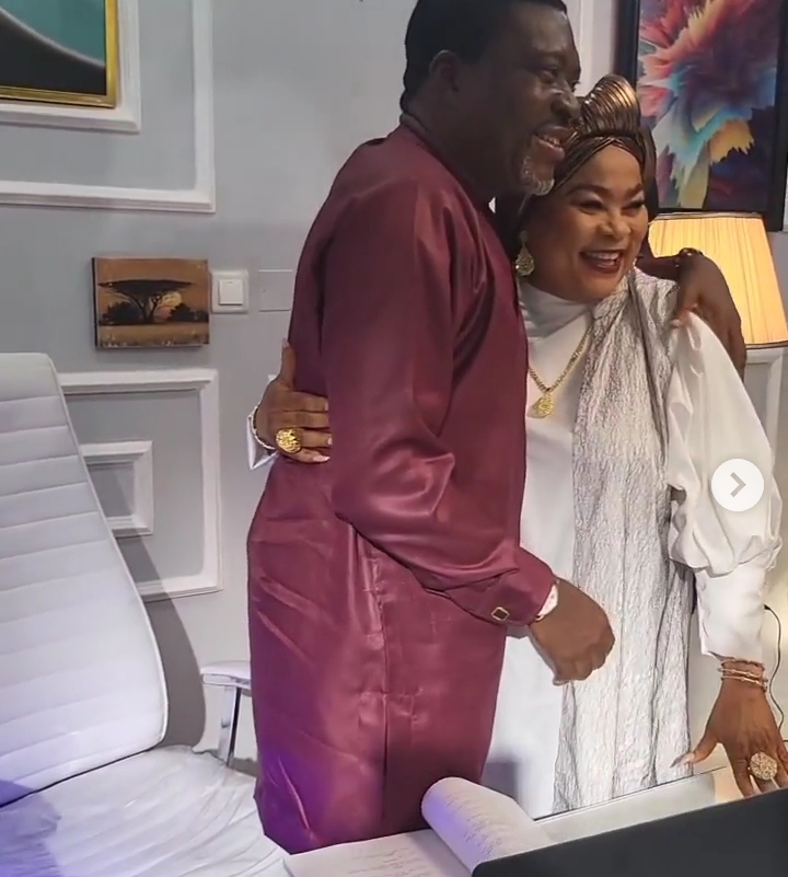 Kanayo Kanayo passionately hugs Sola Sobowale as they link up (Video) 2 Kanayo Kanayo