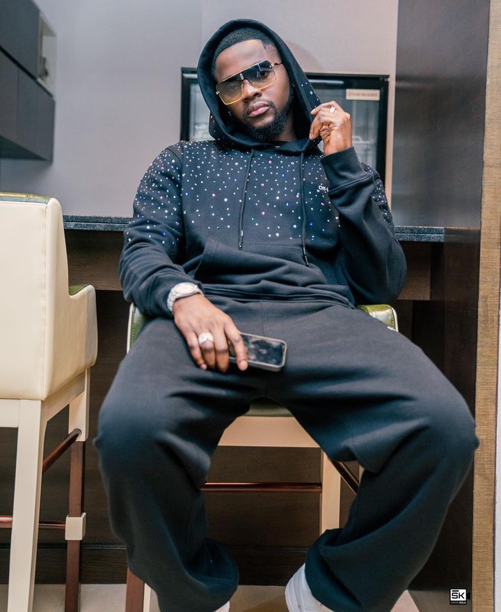 Moment Kizz Daniel paid tribute to Davido’s late son, Ifeanyi during live show in Dubai (Video) 2 Kizz Daniel