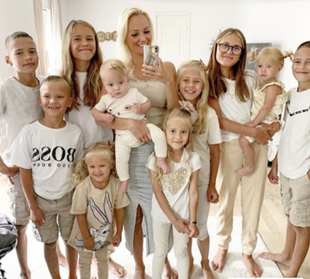 The 35 Year Old Mother Is The Mother Of 10 Beautiful Children and She’ve Been Pregnant For The Last 14 Years 2 Screenshot 20230117 143943